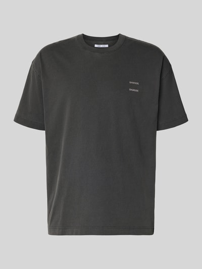 Produktfoto, T-Shirt mit Logo-Print Modell 'JOEL' von Samsøe Samsøe z czarnej bawełny, relaxed fit, okrągły ściągacz, długość tyłu 72 cm w rozmiarze M