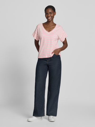 Kobiece modelka nosi Relaxed Fit T-Shirt aus reiner Baumwolle od s.Oliver RED LABEL, różowe i białe paski, widok całej sylwetki z przodu.