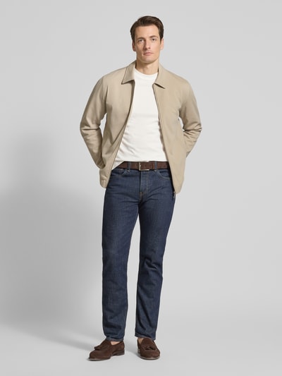 Männermodel trägt Jacke mit Umlegekragen und Reißverschluss von Lindbergh, Material-Mix mit Viskose-Anteil, Regular-Fit, hellbeige, Ganzkörperansicht von vorne
