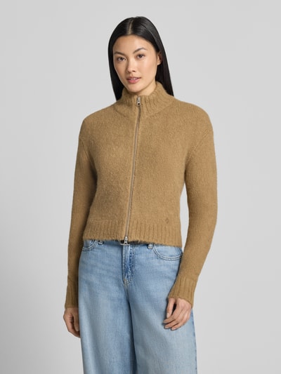 Modelka kobieca nosi Regular Fit Jacke aus Alpaka-Mix Modell 'Jeanne' von Samsøe Samsøe w kolorze karmelowym, Imitacja dzianiny, stójka, zamek błyskawiczny dwustronny, Długość tyłu w rozmiarze S: 46 cm, Długość rękawów w rozmiarze S: 57 cm, widok całej sylwetki z przodu.