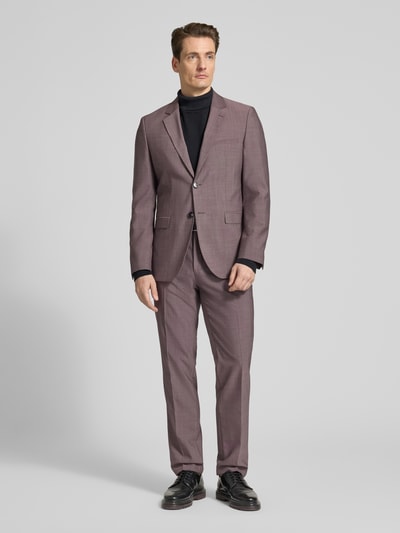 Männermodel trägt Slim Fit Anzughose aus Schurwoll-Mix Modell 'HESTEN253X' von HUGO, melierte Optik, unifarben, Ganzkörperansicht von vorne.