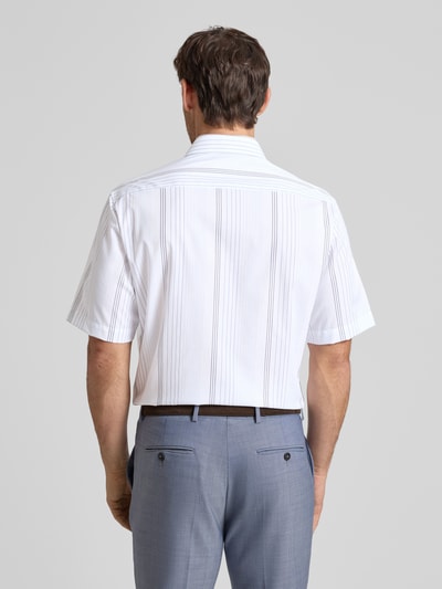 Männermodel trägt Comfort Fit Business-Hemd aus Reine Baumwolle mit Kentkragen von ETERNA, Rückenlänge 80 cm, 1/2-Arm, Ganzkörperansicht Rückansicht.