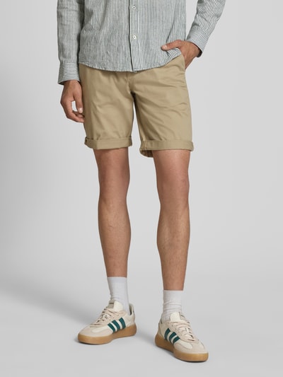 Männermodel trägt Shorts mit Gürtel Modell 'MIKE' von Redefined Rebel in Beige, Regular Fit, Eingriff- und Gesäßtaschen, Nahaufnahme Unterkörper.