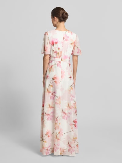 Modelka kobieca nosi Maxikleid im Allover-Look mit Taillenband od Christian Berg Cocktail, szyfon, krój taliowany, wzór allover, dekolt V, pasek w talii, długość tyłu w rozmiarze 36: 150 cm, szerokość w rozmiarze 36: 43 cm, długość rękawa w rozmiarze 36: 25 cm, pastelowe kwiaty na białym tle, widok całej sylwetki z tyłu
