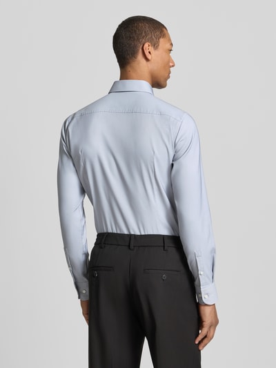 Männermodel trägt Slim Fit Businesshemd aus Stretch-Twill Modell 'P-HANK-KENT-C1-222' von BOSS, hellblau, Rückenpasse, Ganzkörperansicht Rückansicht.