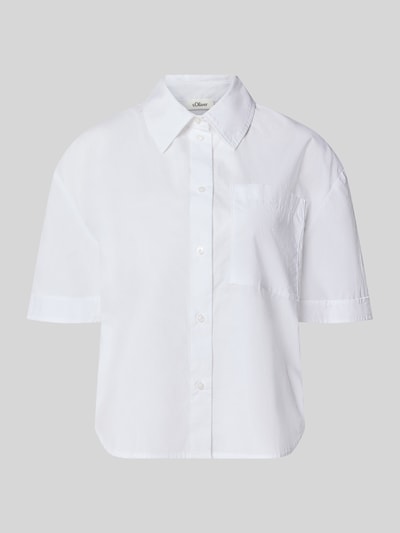 Produktfoto, weiße Regular Fit Kurzarmbluse aus reiner Baumwolle von s.Oliver RED LABEL vor neutral grauem Hintergrund