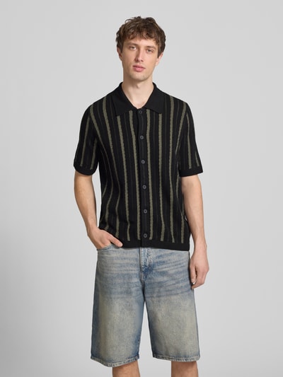 Männermodel trägt Regular Fit Strickjacke aus reiner Baumwolle von Marc O'Polo Denim mit Allover-Streifenmuster, Nahaufnahme Oberkörper.