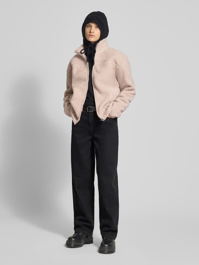 Modelka prezentuje Regular Fit Teddyjacke mit Stehkragen Modell 'SADIA' od Pieces, jasnobeżowy teddy, krój regular fit, zamek, długie rękawy, boczne kieszenie, unikalna faktura, widok z przodu na całe ciało