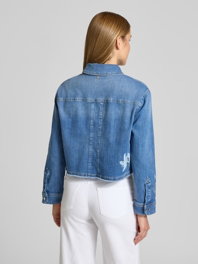 Vrouwenmodel draagt Jeansjacke mit Motiv-Print und Fransensaum van Marc Cain in lichtblauw, rechte fit, katoenmix, borstzakken, detailopname van achteren.