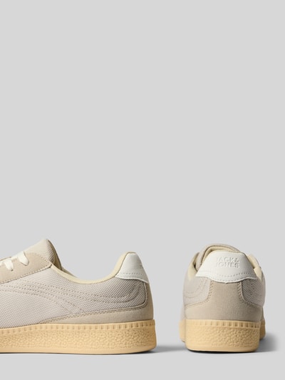 Produktfoto, Sneaker mit Schnürung und Gummisohle Modell 'SUMMIT' von Jack & Jones in Beige mit Label-Detail, abgerundete Spitze, 3 cm Absatzhöhe, 8 cm Schafthöhe, 7 cm Schaftweite, texturierte Oberfläche auf hellem Hintergrund.