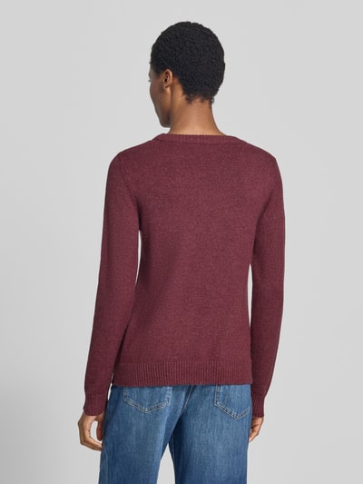 Frauenmodel trägt Strickpullover aus Viskose-Mix von VILA in Bordeaux mit geripptem Rundhalsausschnitt, tailliert, Rückansicht, Ganzkörperansicht.