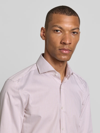Männermodel trägt Slim Fit Businesshemd aus reiner Baumwolle Modell 'H-HANK-SP-B1' von BOSS, feine Streifen, Nahaufnahme Oberkörper, Herren Businesshemd von BOSS.