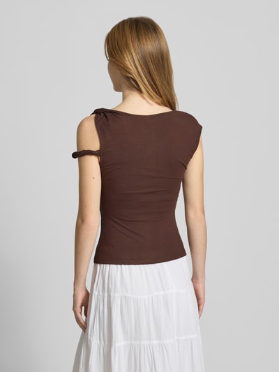 Männermodel trägt Top im One-Shoulder-Look Modell 'Fenna' von LeGer by Lena Gercke, brązowy, krój slim fit, mieszanka wiskozy i elastanu, długość tyłu w rozmiarze 36: 48 cm, tekstura gładka, Ganzkörperansicht Rückansicht.