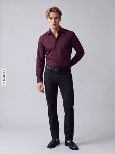 Männermodel trägt Comfort Fit Businesshemd aus reiner Baumwolle von OLYMP in Dunkelrot, dezente Struktur, schwarze Hose, Ganzkörperansicht von vorne, Herren Businesshemd von OLYMP Luxor, KI-modifiziertes Bild.