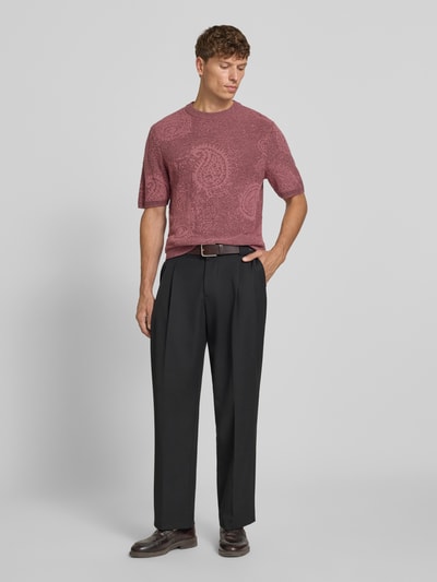 Męskimodel prezentuje Strickshirt im Allover-Look mit Rundhalsausschnitt von Jake*s, mieszanka bawełny, krój slim fit, długość tyłu 71 cm, długość rękawów 39 cm, Ganzkörperansicht z przodu.