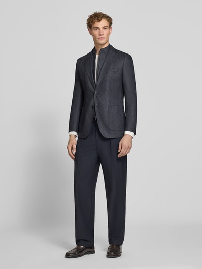 Männermodel trägt dunkelblaues Slim Fit Sakko aus Woll-Mix mit Kaschmir-Anteil Modell 'H-Hutson' von BOSS, Ganzkörperansicht von vorne.