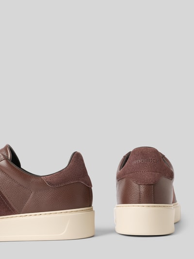Produktfoto, Sneaker aus echtem Leder Modell 'Classic Court' von Woolrich in Braun mit beiger Sohle, strukturierte Oberfläche, abgerundete Form, Schnürverschluss, Kontrastbesatz mit Label-Schriftzug, Absatzhöhe 4 cm, Schafthöhe 8 cm, Schaftweite 9 cm