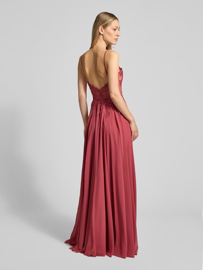 Modelka nosi Regular Fit Abendkleid mit floralem Stitching von Luxuar, półprzezroczysty materiał, ozdobne obszycie, cienkie ramiączka, rozcięcie, halka, długość tyłu w rozmiarze 36: 145 cm, widok całej sylwetki z tyłu.