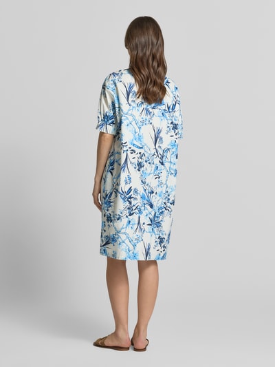 Frauenmodel trägt Knielanges Hemdblusenkleid mit Tunika-Ausschnitt von ROBE LÉGÈRE aus Baumwoll-Mix, Relaxed-Fit, floraler Allover-Print, Knopfleiste, Knielänge, Kurzärmelig, Rückenlänge 101 cm, Brustweite 58 cm, Ärmellänge 24 cm, Ganzkörperansicht Rückansicht.