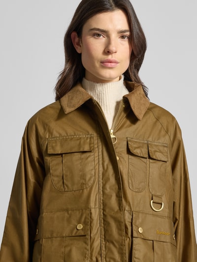 Kobiece model prezentuje Regular Fit Funktionsjacke aus reiner Baumwolle Modell 'LIZA' od Barbour, brązowy kolor, długi rękaw, metaliczne akcenty, kieszenie, gładka tekstura, kurtka z bawełny, widok na górną część ciała z przodu