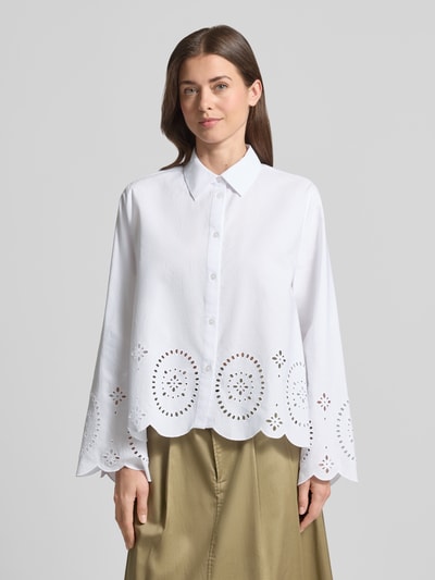 Frauenmodel trägt Loose Fit Hemdbluse aus reiner Baumwolle von s.Oliver BLACK LABEL, Optik: Unifarben, Lochstickerei, Popeline, Ganzkörperansicht von vorne.