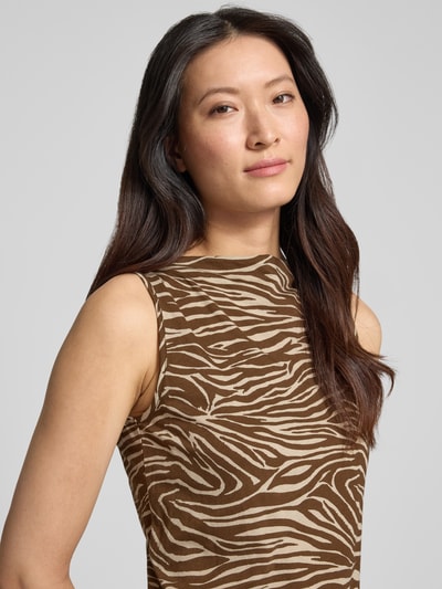 Vrouwenmodel draagt Regular Fit Top uit puur katoen van Armedangels in bruin-beige zebra patroon, dames top, close-up bovenlichaam.