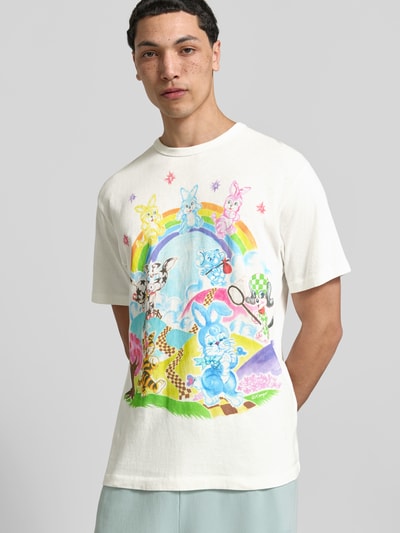 Männermodel trägt T-Shirt mit Allover-Motiv-Print von Kenzo aus reiner Baumwolle im Regular-Fit mit Rundhalsausschnitt, Ganzkörperansicht von vorne.