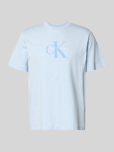 Produktfoto, hellblaues T-Shirt mit Label-Print und Rundhalsausschnitt von Calvin Klein Jeans aus reiner Baumwolle, Regular Fit, Größe M 70 cm Rückenlänge