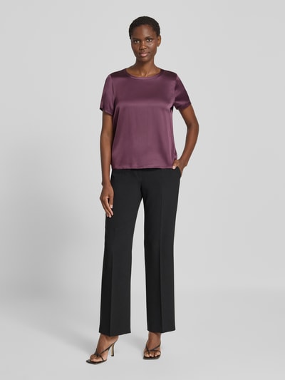 Frauenmodel trägt Blusenshirt aus Satin mit Rundhalsausschnitt von Christian Berg Woman Selection in Lila, glatte Textur, Ganzkörperansicht von vorne.