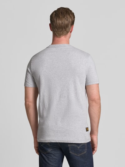 Männermodel trägt T-Shirt mit Label-Print und Rundhalsausschnitt von PME Legend in Grau, reine Baumwolle, Slim Fit, Rückenlänge 71 cm, Ganzkörperansicht Rückansicht