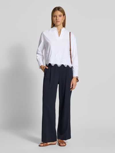 Frauenmodel trägt Regular Fit Bluse mit Spitzenbesatz von More & More, weiß, elastischer Baumwoll-Mix, Tunika-Kragen, Ganzkörperansicht von vorne.