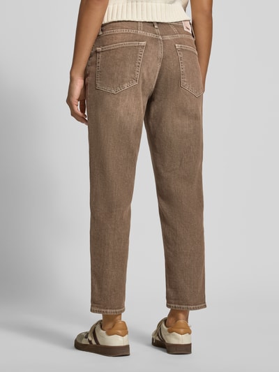 Frauenmodel trägt Tapered Fit Jeans aus Baumwoll-Mix Modell 'MILEY' von Brax in brauner Denim-Optik mit fixiertem Umschlag, 5-Pocket-Design, Ganzkörperansicht Rückansicht.