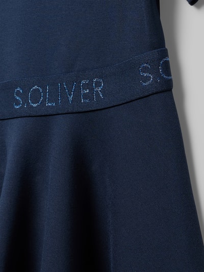 Detailaufnahme, meisjes draagt Tailliertes Freizeitkleid aus Viskose-Mix van s.Oliver RED LABEL, effen kleuren, getailleerd, mini, ronde hals, label in band, korte mouw, rechte zoom, materiaalverwerking jersey, viscosemix
