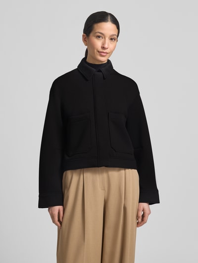 Frauenmodel trägt Jacke mit Umlegekragen Modell 'Jenima' von OPUS, schwarz, Regular Fit, Material-Mix, Ganzkörperansicht von vorne.