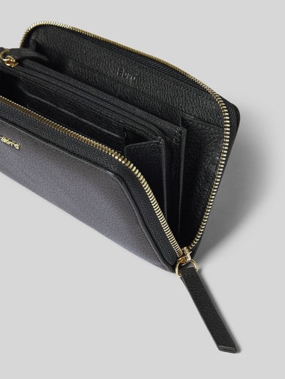 Productfoto, portemonnee uit echt leer met labeldetail van Abro, dames portemonnee met hoofdvak met ritssluiting, ritsvak binnenin, diverse steekvakken, zwarte kleur, goudkleurige ritssluiting, textuur van glad leer