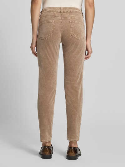 Frauenmodel trägt Slim Fit Jeans aus Baumwoll-Mix Modell 'Baker' von Closed in Beige, 5-Pocket-Design, Ganzkörperansicht Rückansicht.