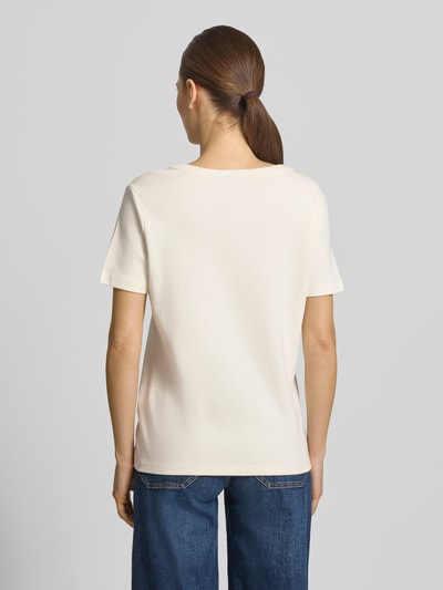 Vrouwenmodel draagt t-shirt met ronde hals en stitching van Smith and Soul van puur katoen, regular fit, ruglengte maat S 58 cm. Ganzkörperansicht Rückansicht.