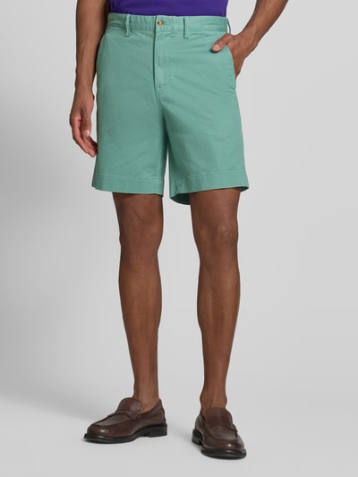 Männermodel trägt Straight Fit Chinoshorts aus katoenmix van Polo Ralph Lauren in effen kleur met logodetail, steekzakken, knoop- en ritssluiting, katoenen textuur, ganzkörperansicht van voren.