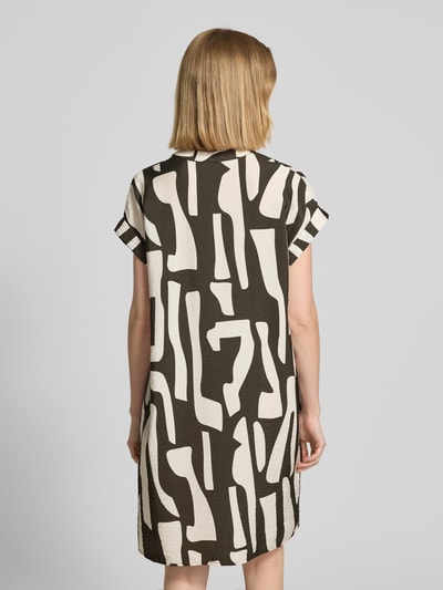 Frauenmodel trägt knielanges Kleid mit Tunikakragen Modell 'Wulana dune' von OPUS, abstraktes Muster, Viskose-Mix, Rückenansicht.