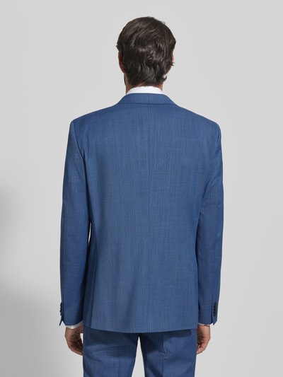 Männermodel trägt 2-Knopf-Sakko mit Reverskragen von bugatti aus blauem Material-Mix mit Stretch, Regular Fit, Rückansicht Ganzkörperansicht.