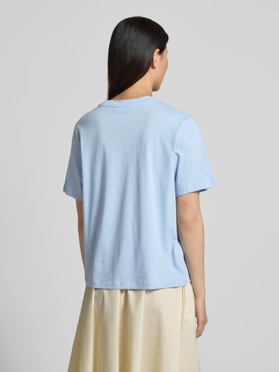 Frauenmodel trägt Regular Fit T-Shirt aus reiner Baumwolle Modell 'MACY' von Selected Femme, jasnobłękitny, gładki jersey, widok całej sylwetki z tyłu