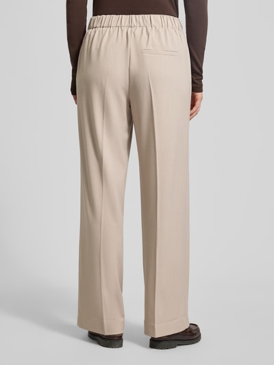 Frauenmodel trägt Wide Leg Hose mit Viskose-Anteil Modell 'EMMA-TARA' von Selected Femme, Optik: Unifarben, Ganzkörperansicht Rückansicht.