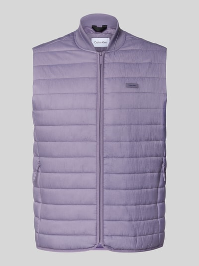 Produktfoto, Steppweste mit Reißverschlusstaschen von Calvin Klein in Flieder, glattes Material, Unifarbenes-Design, Gerade Passform, Label-Applikation, Stehkragen, Reißverschlusstaschen, Rückenlänge 70 cm, Schulterbreite 44 cm, Brustweite 57 cm