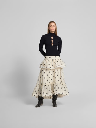Frauenmodel trägt Slim Fit Longsleeve aus Viskose-Mix von Self-Portrait, schwarz mit Cut-Outs und Zierbesatz, Ganzkörperansicht von vorne.