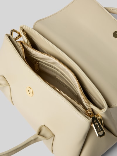 Produktfoto, cremefarbene Handtasche mit Label-Applikation von VALENTINO BAGS, Hauptfach mit Überschlag, Magnetverschluss, Reißverschluss, goldene Details, Tragehenkel und abnehmbarer Schulterriemen, Maße 28x16x12 cm, Länge Schulterriemen 125 cm, glatte Textur.