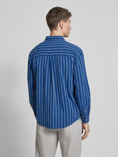 Männermodel trägt Regular Fit Jeanshemd aus pure katoen model 'PAXTON' van Pepe Jeans met all-over motief, gestreept patroon, denim materiaal, blauwe tinten, labelpatch, lange mouwen en kentkraag. Ganzkörperansicht Rückansicht.