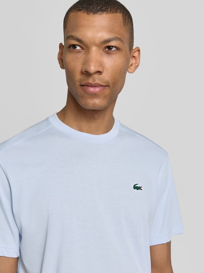 Männermodel trägt Regular Fit T-Shirt aus Baumwoll-Mix von Lacoste, Optik: Unifarben, Logo-Applikation, Rundhals, Kurzarm, schnelltrocknend, Nahaufnahme Oberkörper.