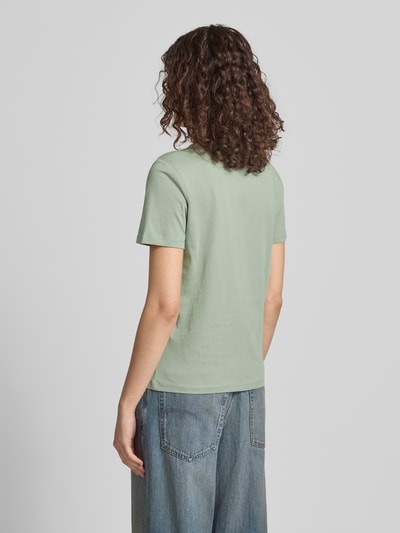 Modelka nosi Regular Fit T-Shirt aus reiner Baumwolle Modell 'KITA' od Only, kolor jednolity, krótki rękaw, jersey, widok z tyłu cała sylwetka.