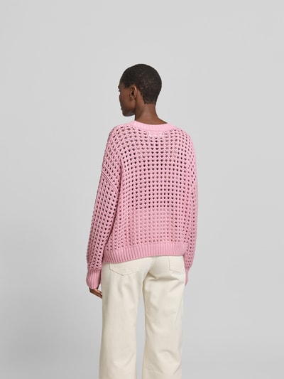 Vrouwenmodel draagt Relaxed Fit Pullover mit Lochmuster van Juvia in roze, katoen, ronde hals, elastische boorden, ruglengte 58 cm, relaxed fit. Volledige lichaamsaanzicht achteraan.