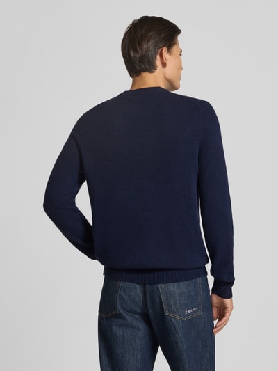 Männermodel trägt Slim Fit Pullover aus reinem Kaschmir in Strick-Optik von Christian Berg Men, dunkelblau, Rückenansicht, Ganzkörperansicht Rückansicht.